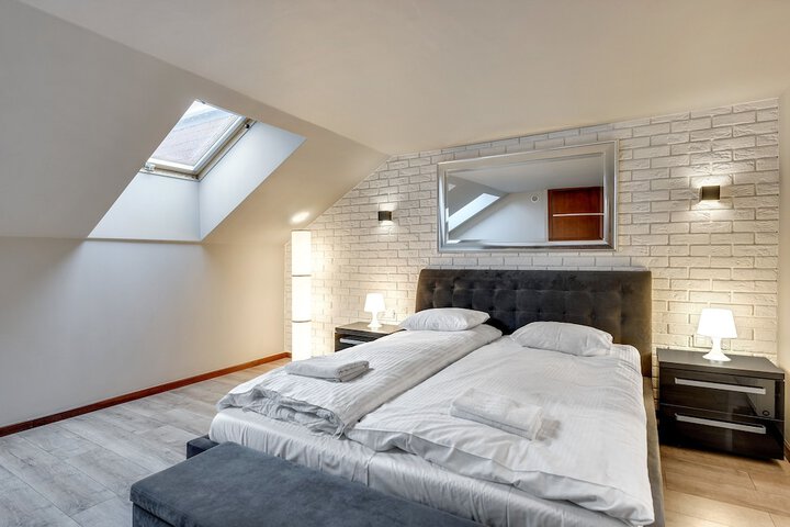 Room 42 of 183