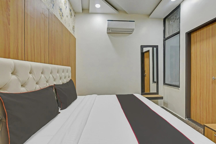 Room 4 of 16
