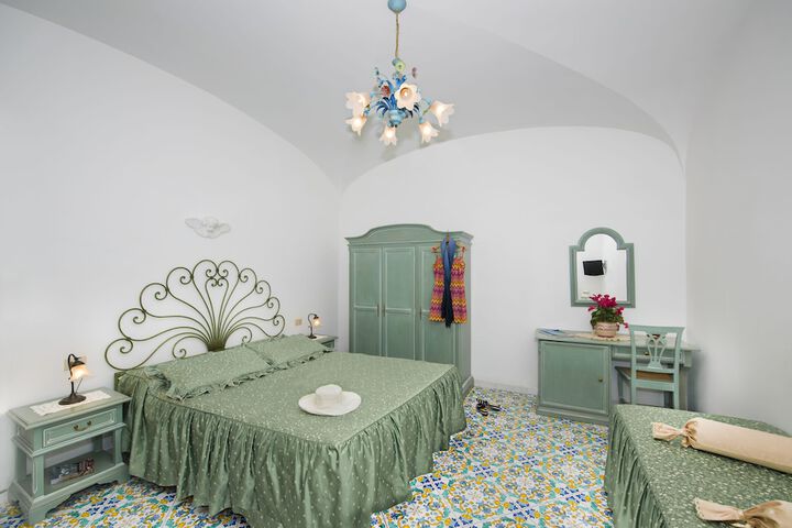 Room 4 of 48