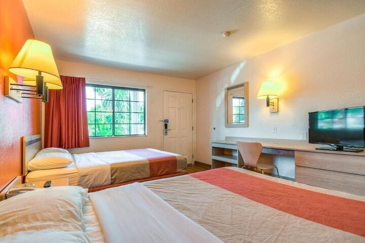 1 Queen Bed (4 of 15)
