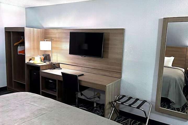 Queen Bed Accessible (3 of 11)