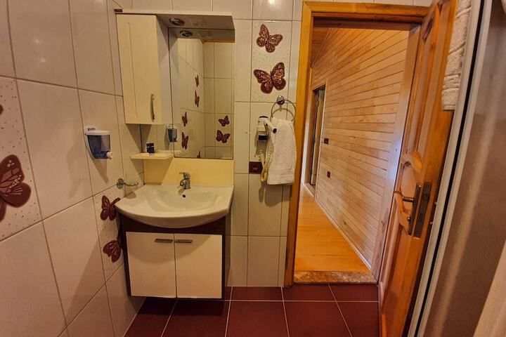 Room 9 of 80
