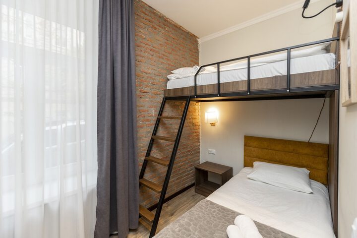 Room 5 of 106