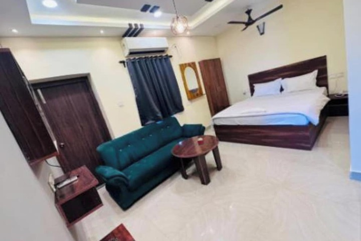Room 8 of 16