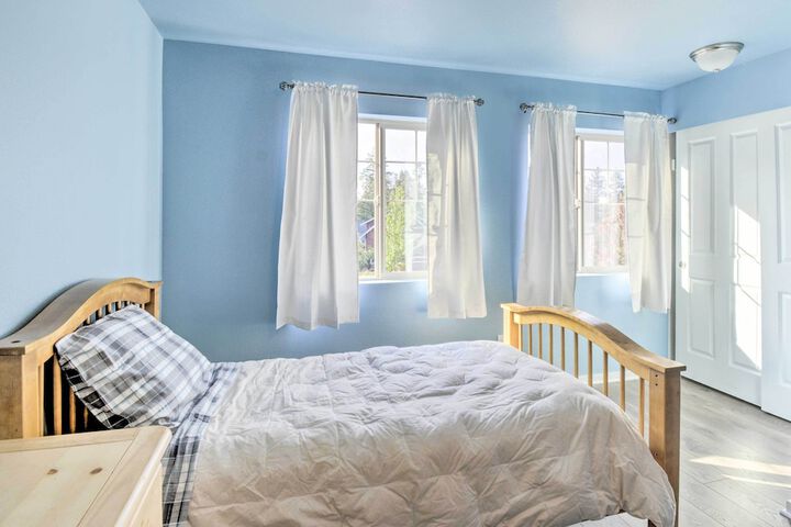 Pet-friendly Poulsbo Abode w / Mountain Views!