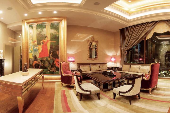 Lounge 41 of 53
