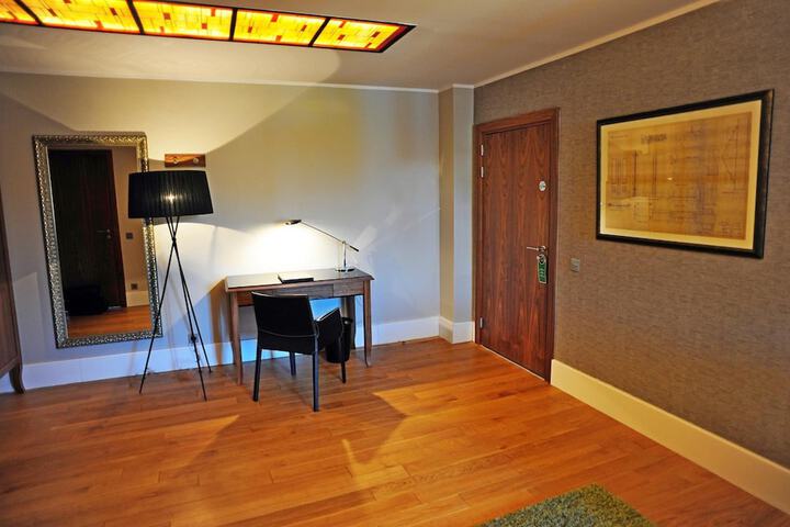 Room 21 of 57