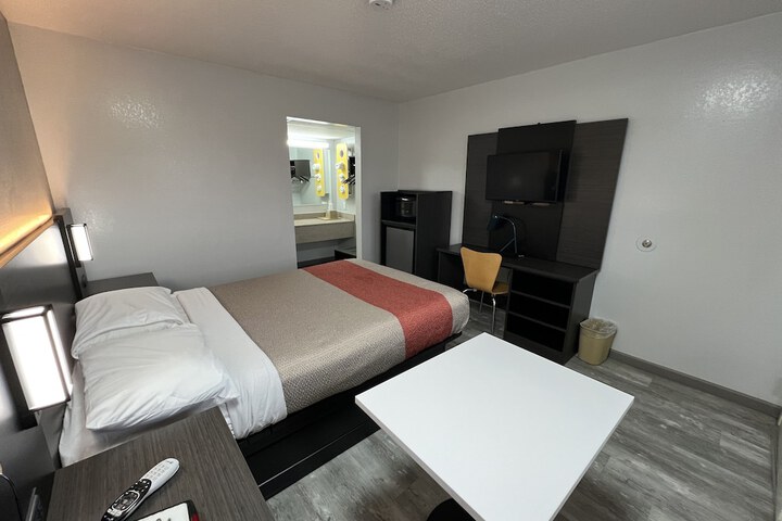1 Double Bed Refrigerator, Microwave (7 of 21)