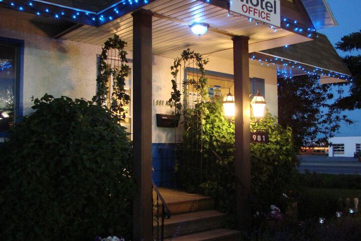Blue Mountain Motel in Pincher Creek, AB