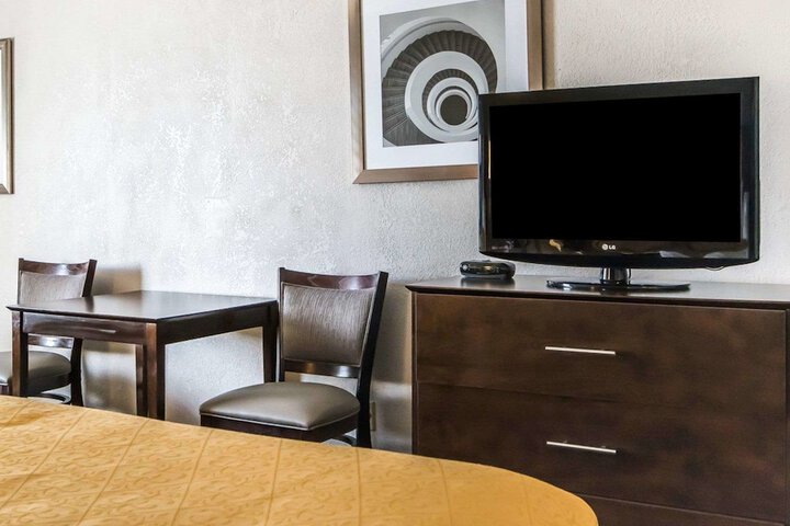 2 Double Beds Business Room Efficiency Upgrade (6 of 9)