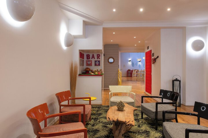 Lounge 65 of 71