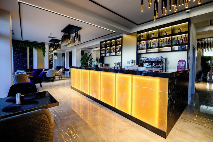 Lounge 66 of 70