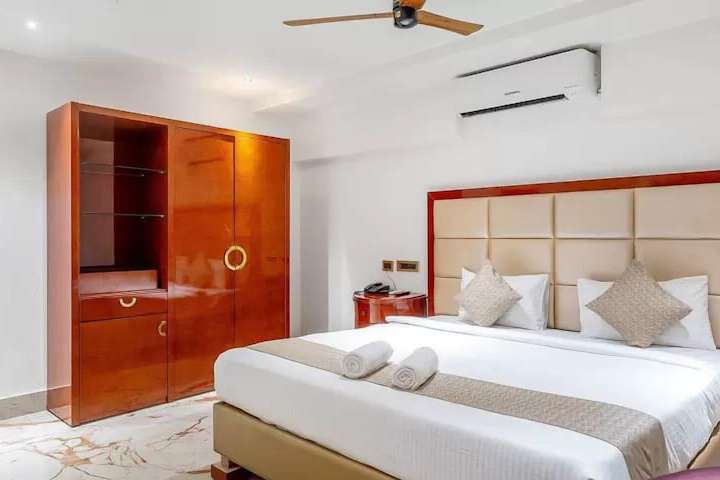 Room 6 of 16