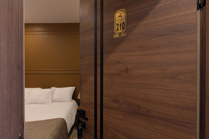 Room 5 of 74