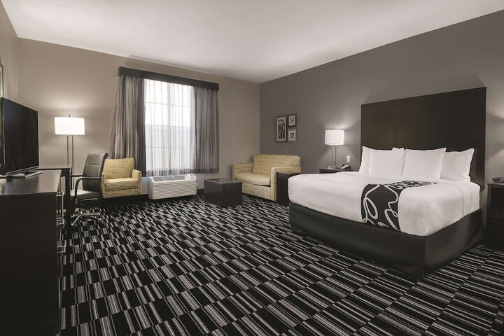 1 King Bed Mobility Hearing Impaired Accessible Room (3 of 10)