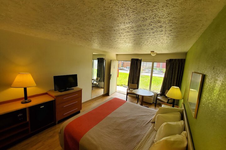 1 King Bed (4 of 8)