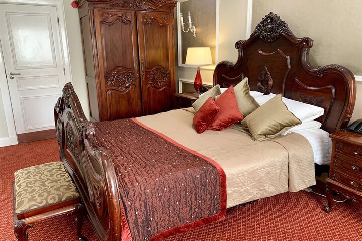 Room 3 of 105