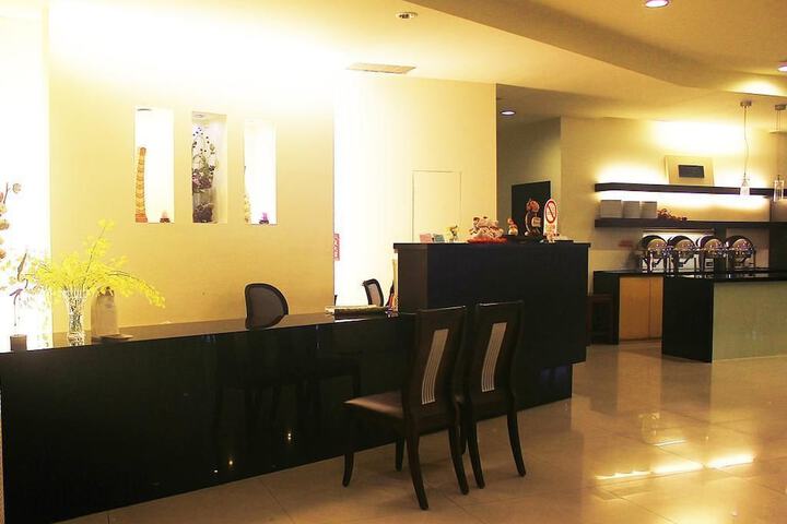 Check-in/check-out kiosk