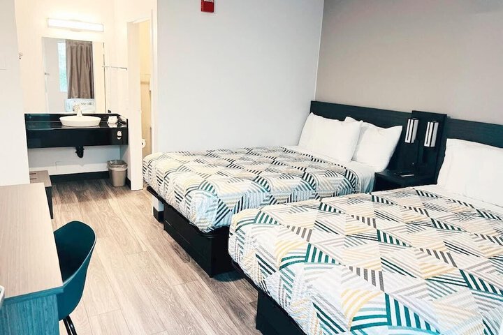 1 Queen Bed (12 of 16)
