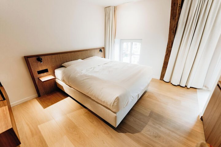 Room 33 of 96
