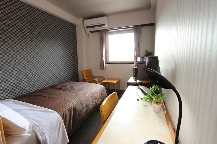 Room 6 of 14