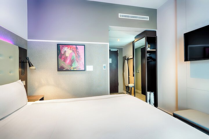 Room 8 of 33