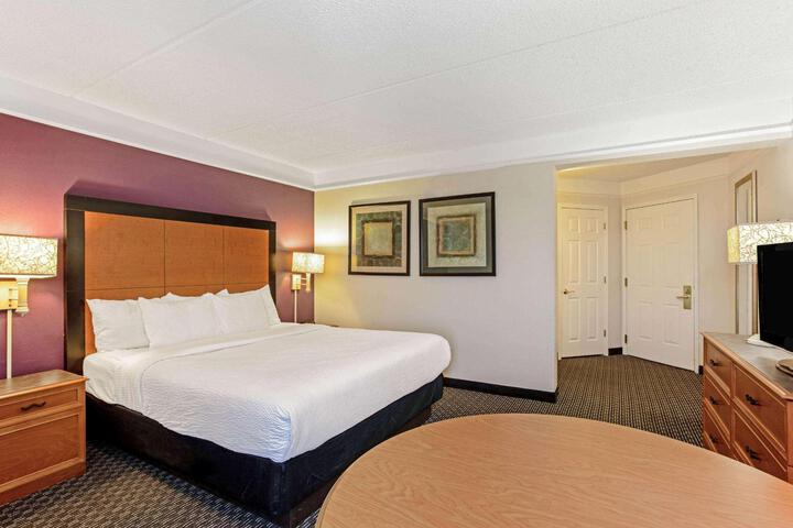1 King Bed Deluxe Room (21 of 23)