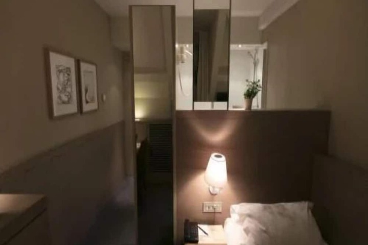 Room 8 of 46