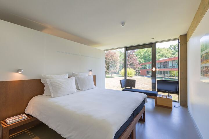 Room 11 of 40