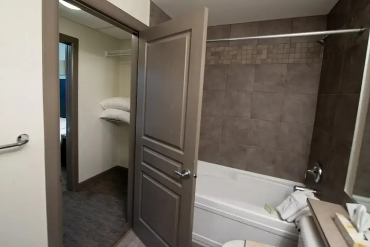 Room 4 of 12