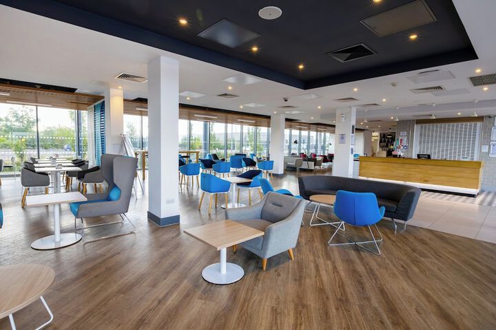 Lounge 54 of 88
