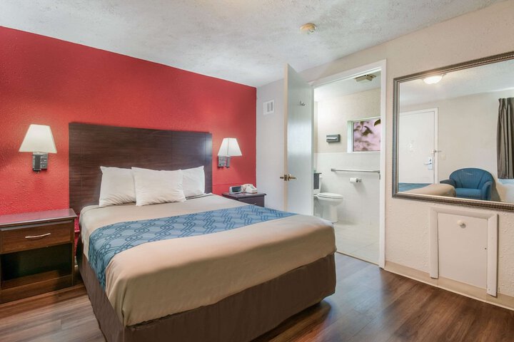 Queen Bed Accessible (7 of 18)