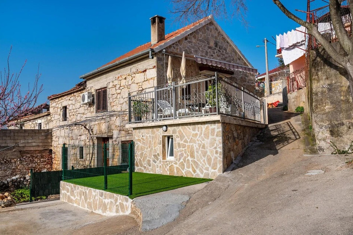 Nice Home in Rovanjska With 1 Bedrooms and Wifi