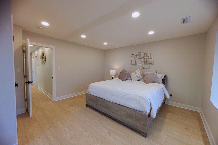 Room 27 of 153