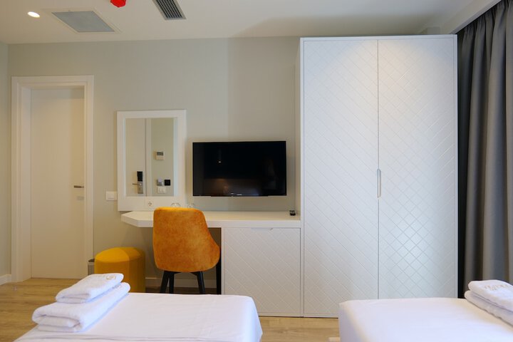 Room 32 of 171