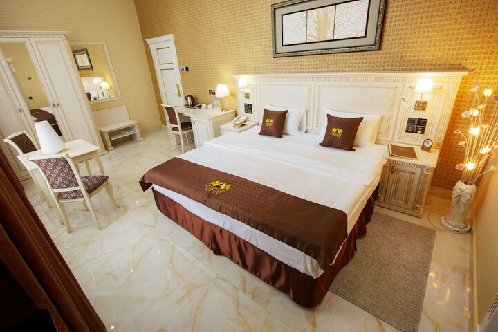 Room 21 of 102