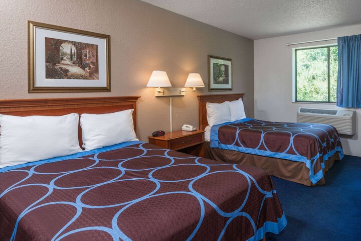 1 Queen Bed (6 of 16)
