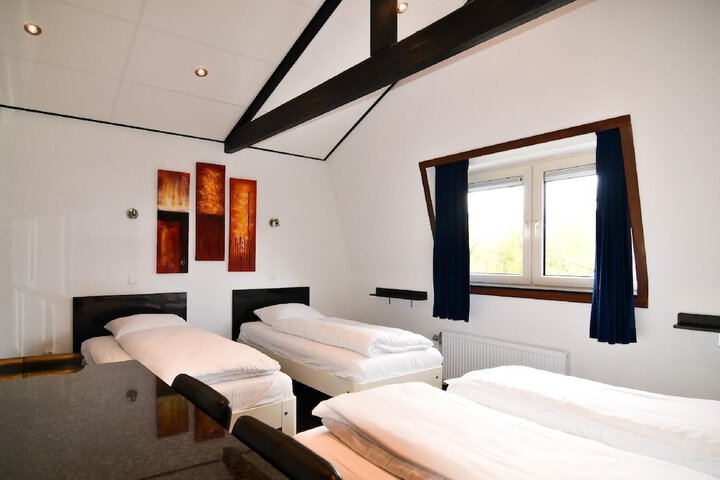 Room 13 of 42