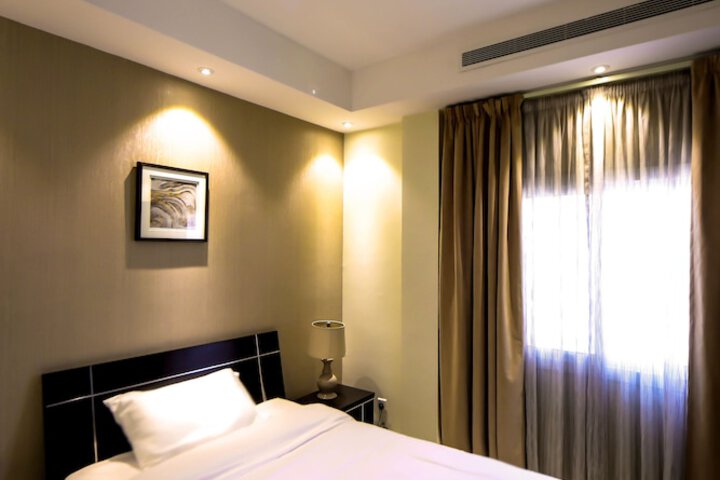 Room 3 of 34