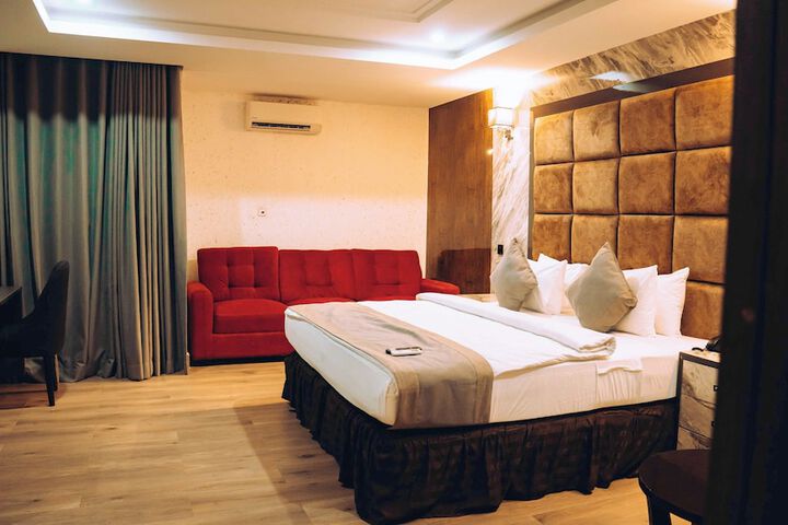 Room 72 of 98