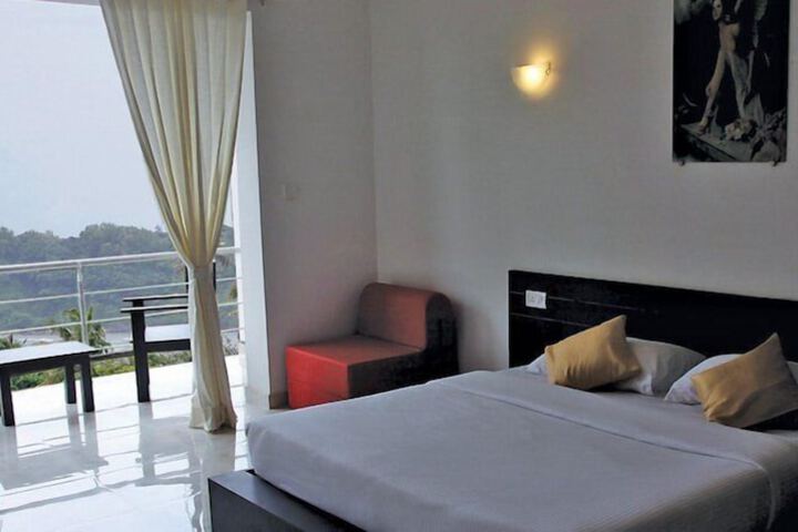 Room 8 of 16