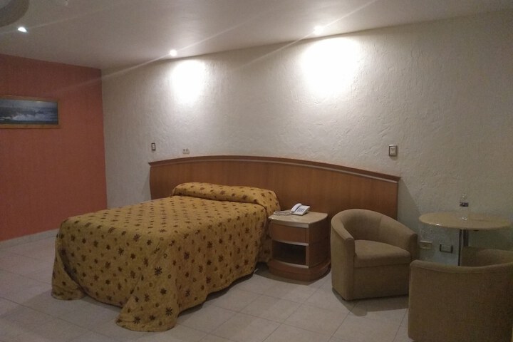 Room 6 of 32