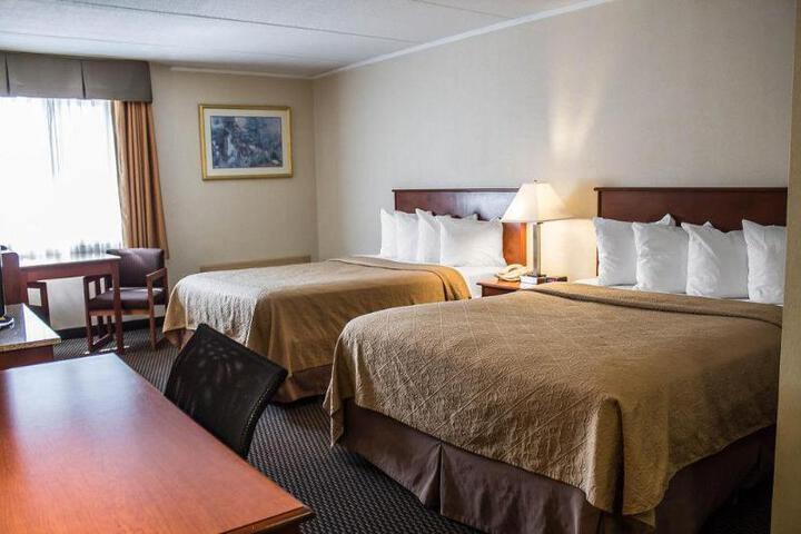 1 Queen Bed (3 of 3)