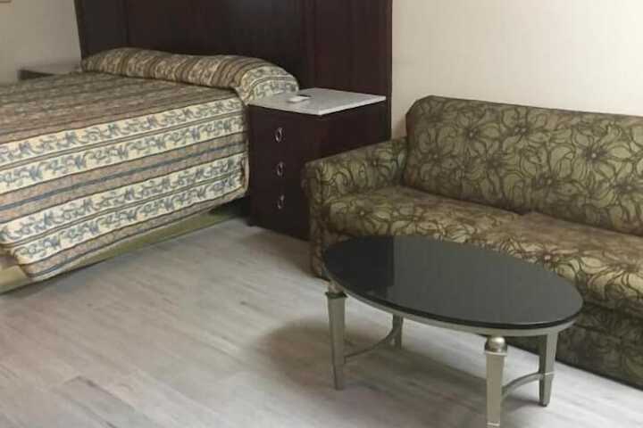 Comfort Room 1 Queen Bed (8 of 9)
