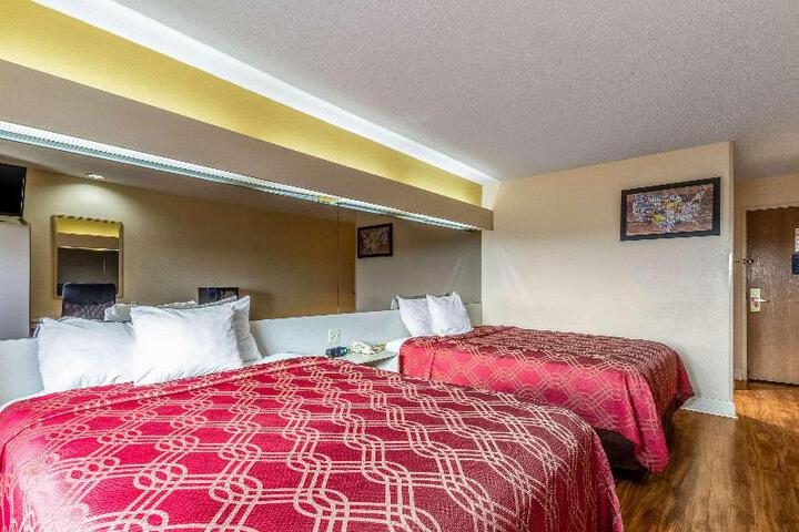 1 Queen Bed (8 of 16)