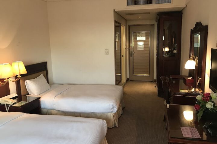 Room 6 of 44