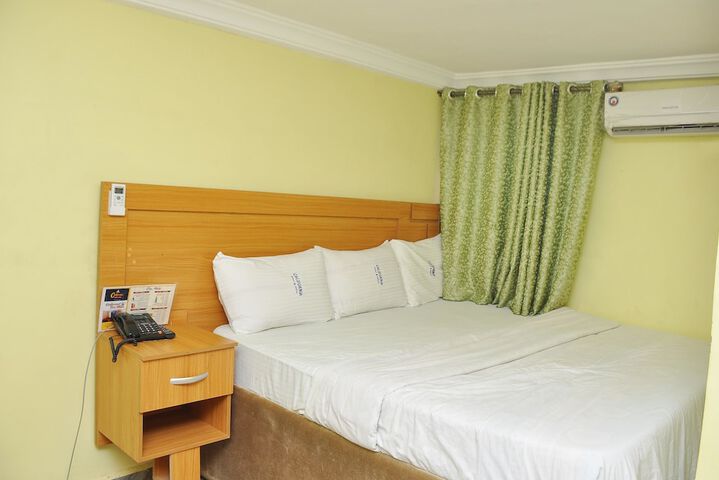 Room 10 of 14