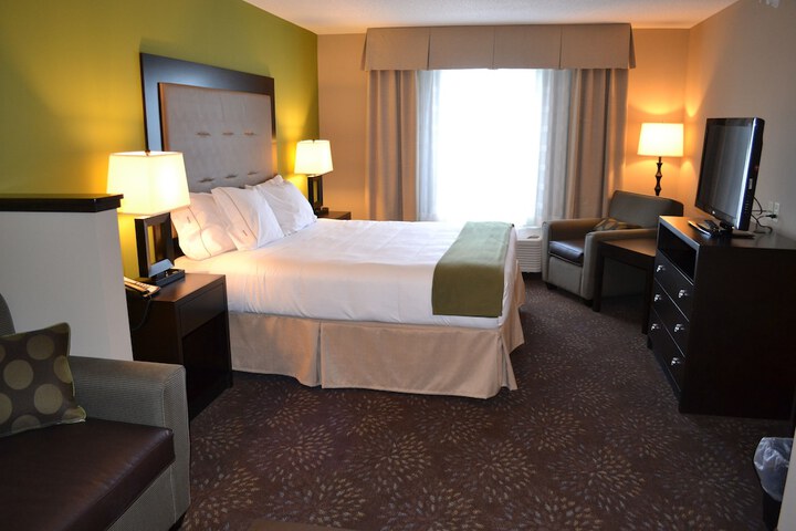 1 King Bed Standard Comm Accessible (1 of 14)