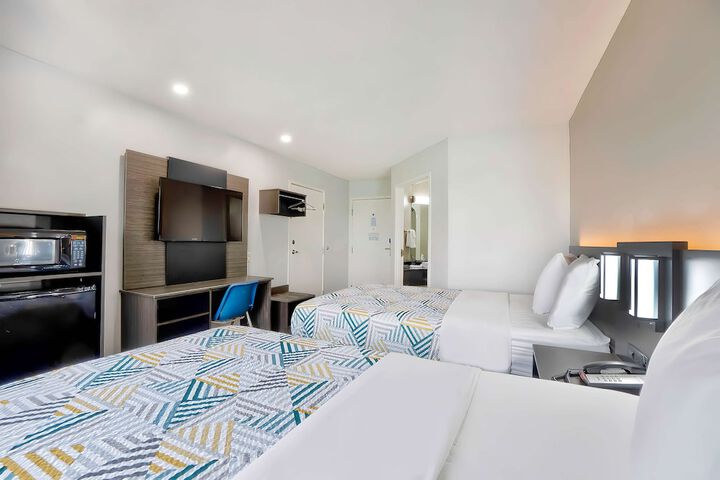 2 Double Beds (3 of 7)