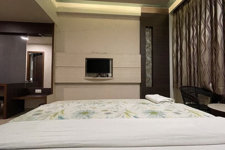Room 4 of 8